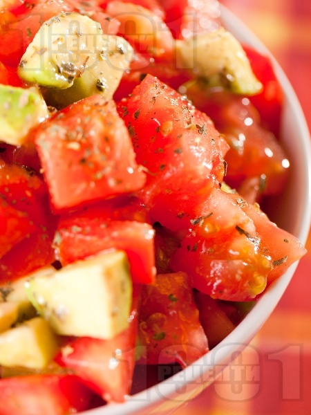 Свежа лятна салата с домати, авокадо и сушен риган - снимка на рецептата